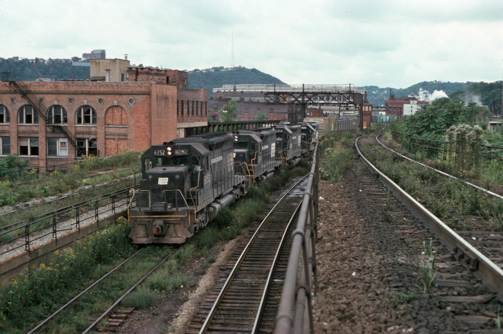 PC_6252[SD40]_& TRAIN_Pittsburgh,PA[Federal St]_19740900_{00504882}